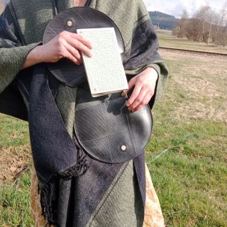 Potřebovala jsem kabelku👜 na tu svojí přehnaně velkou knižní peněženku 📗. Takhle to dopadne, když doma máte kus duše a...