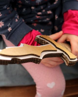 🎨 Jednoduchost, která má smysl! V době, kdy jsou děti obklopeny plastovými hračkami, přináší papírové tvoření návrat k...