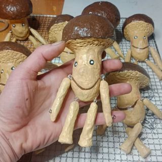 Houbová sezóna 🍄 Vážně mě překvapilo, když si jedna školka, mimo jiné objednala i 8 loutek pana hříbka 🙂. Prstíčky už mám...