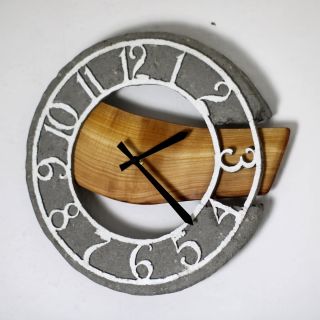 Tyhle autorské hodiny nejsou obyčejný tikající kruh ☝️ Vznikly z odpadního papíru, který jsem tvarovala vrstvu po vrstvě –...